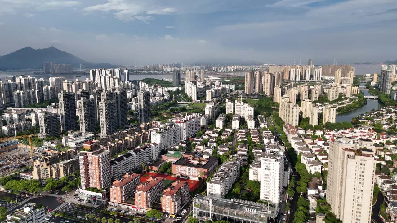 都市全景：现代与自然的和谐共存