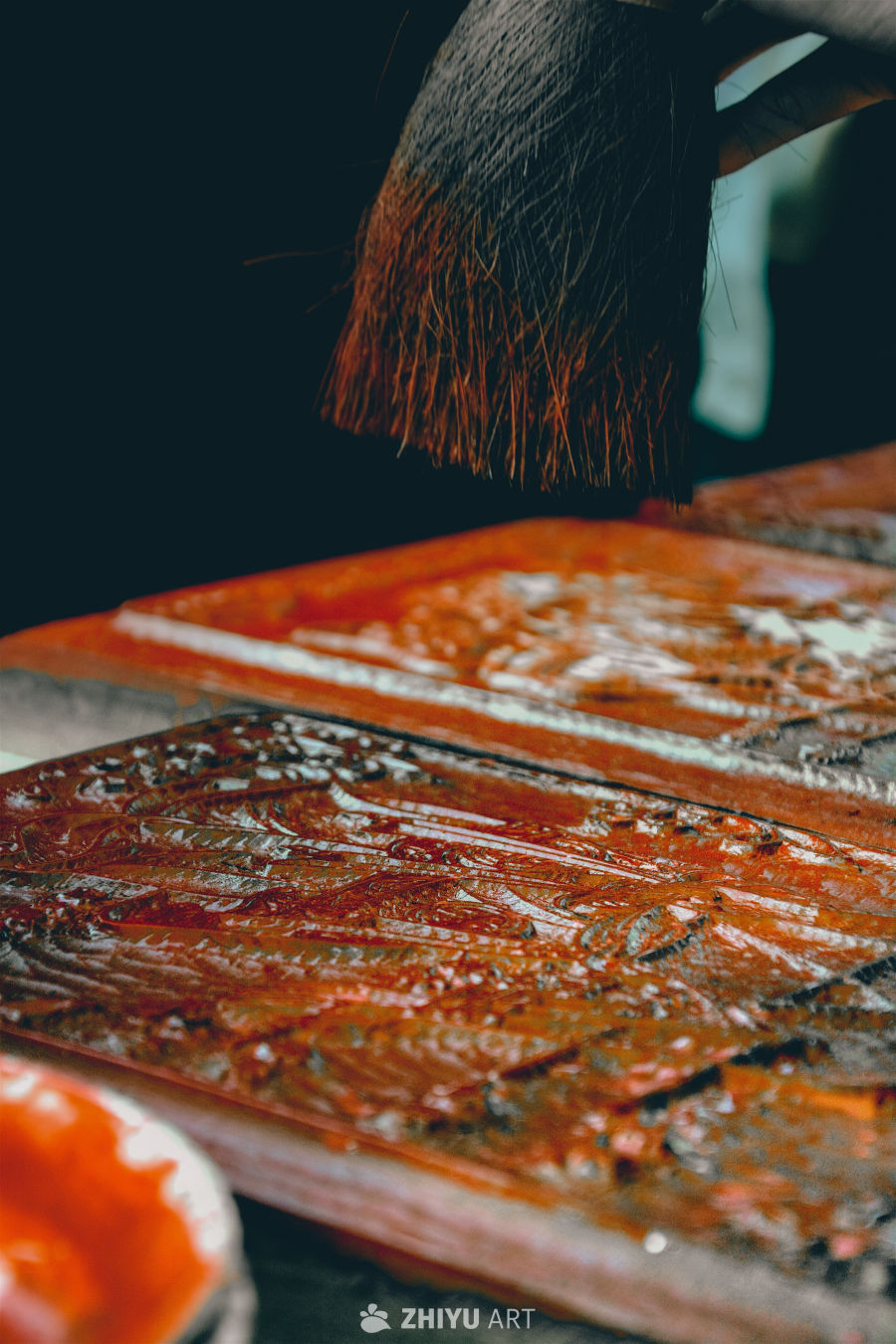 传统工艺：刷漆雕刻