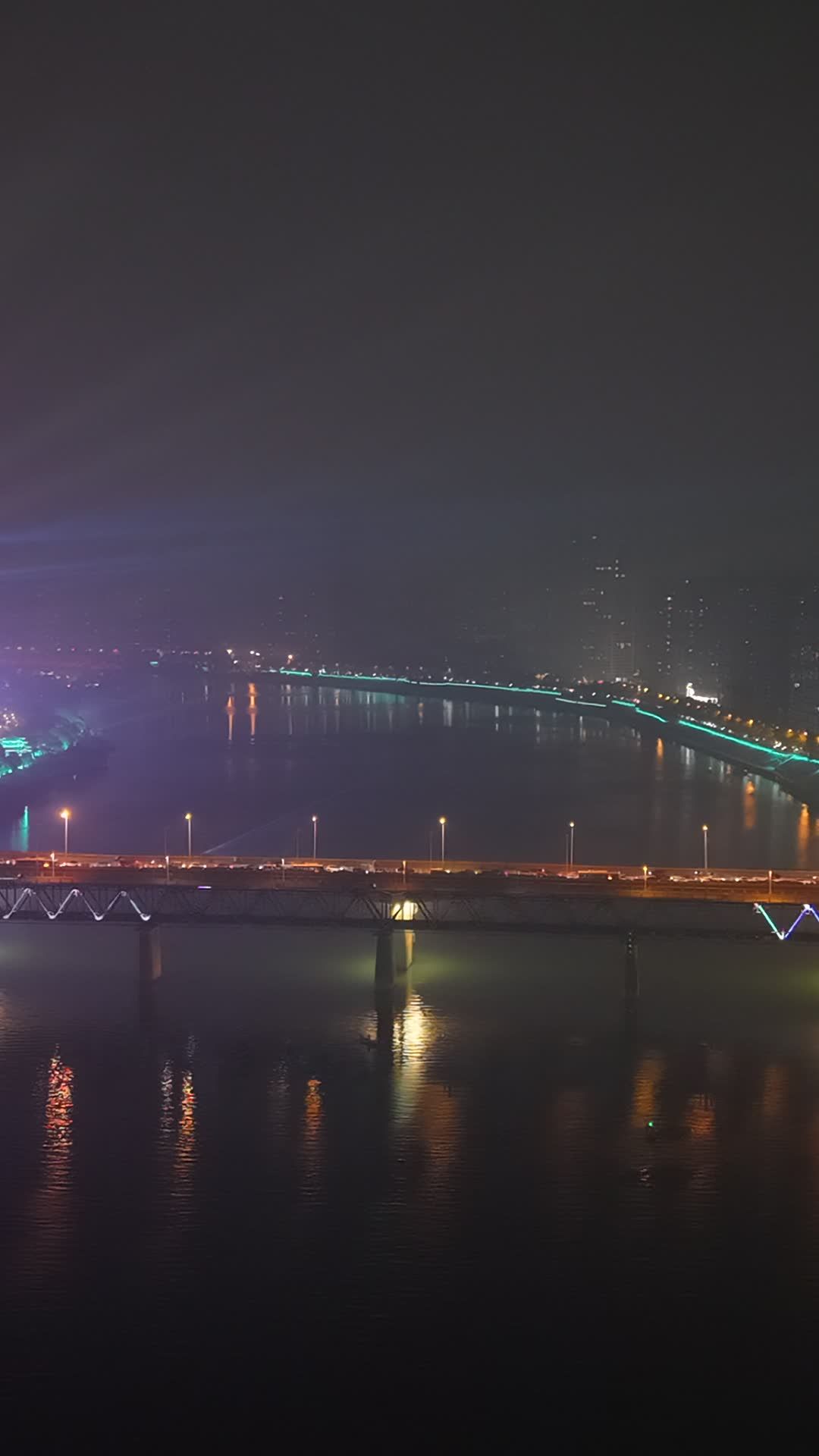 夜色中的桥梁与河流