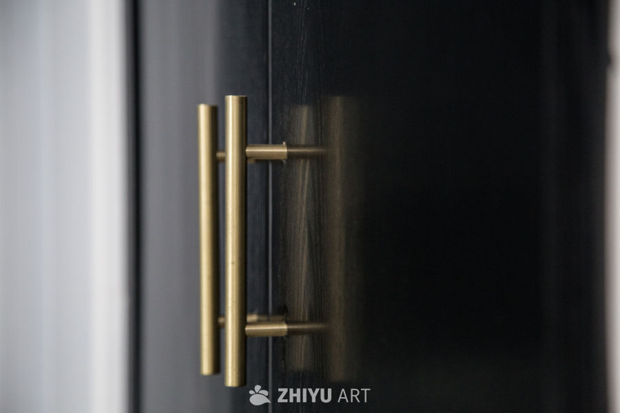 金色把手的现代柜门