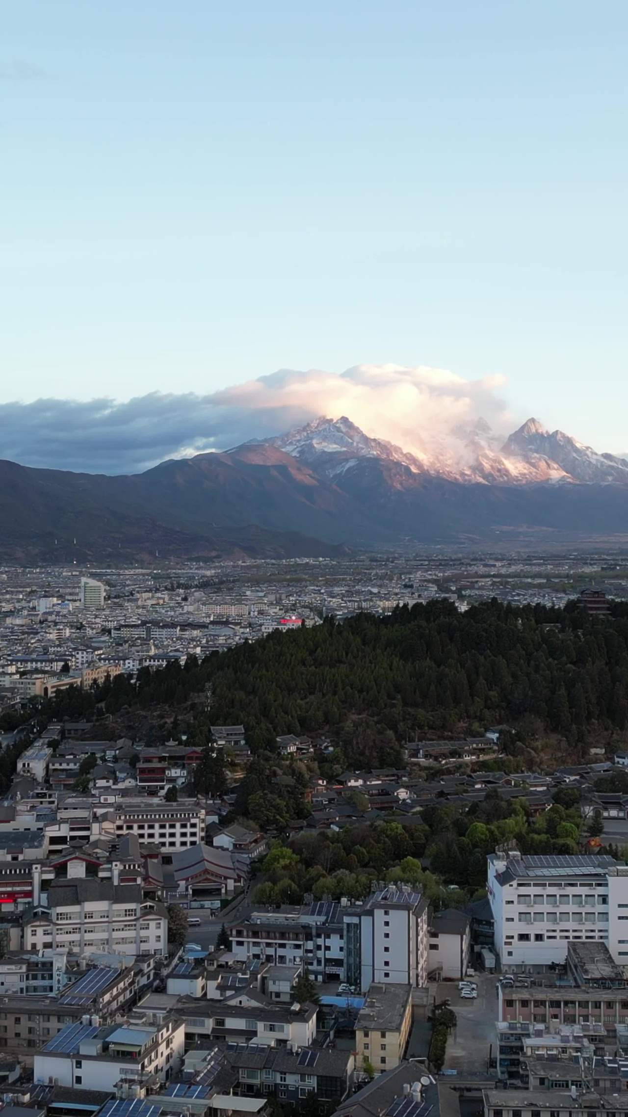 城市与雪山的日落美景