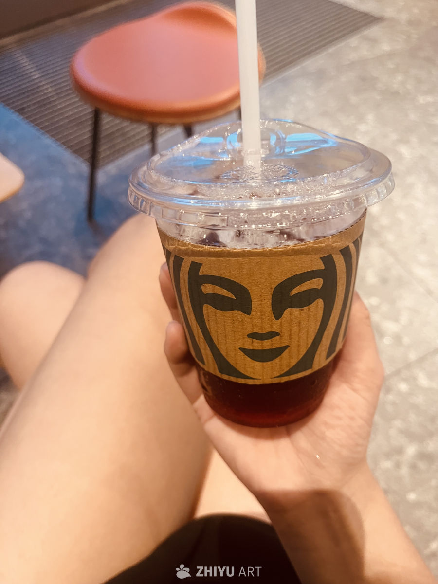 手捧冰咖啡的悠闲时刻