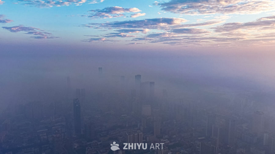 晨雾中的城市天际线