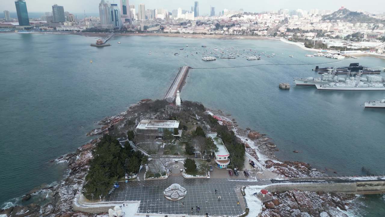 青岛市南海边老城区小青岛公园冬天雪景航拍 13