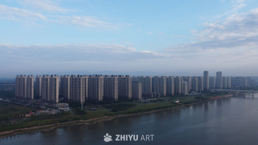 河畔高楼林立的现代都市