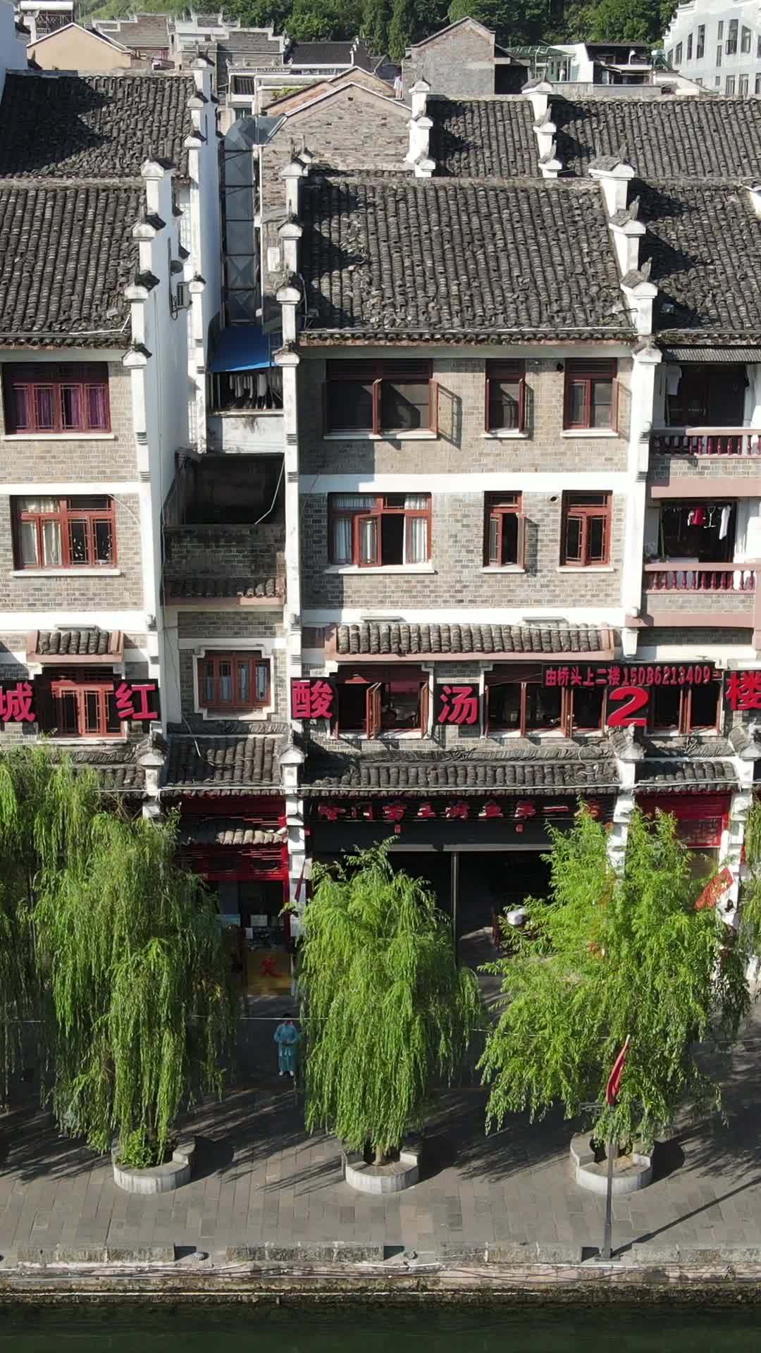 古城河边的静谧时光