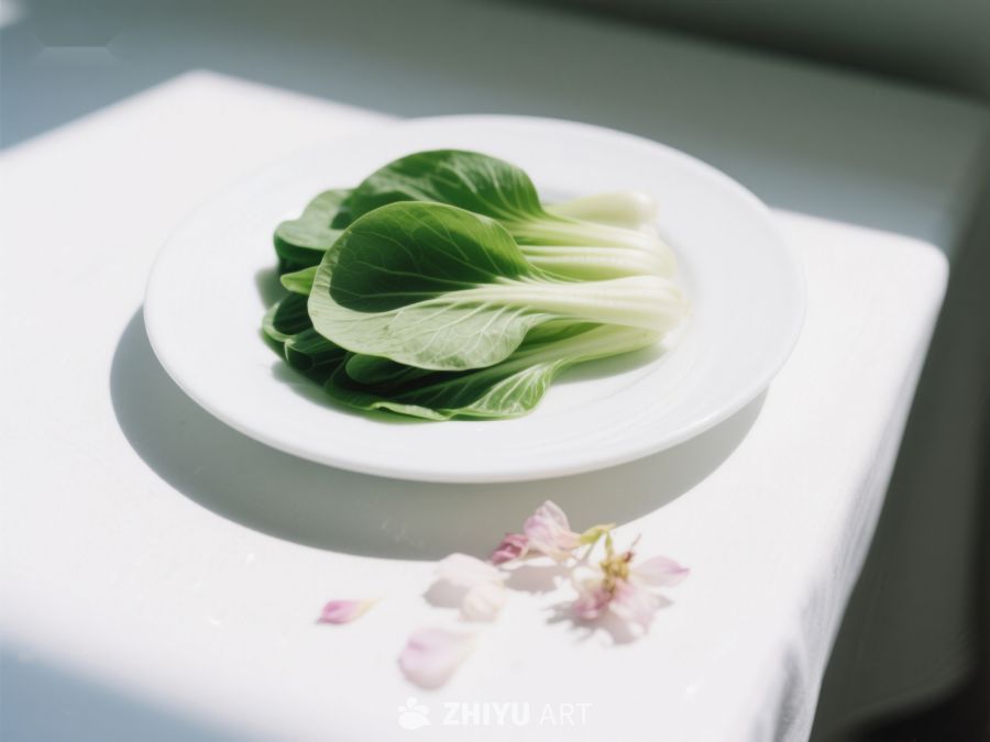 清新鲜嫩的青菜置于白色盘中 349