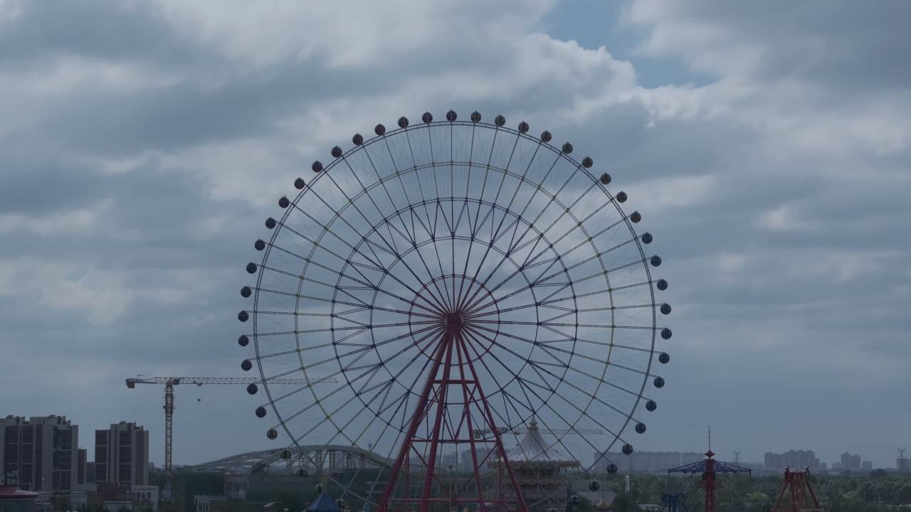 阴天下的摩天轮