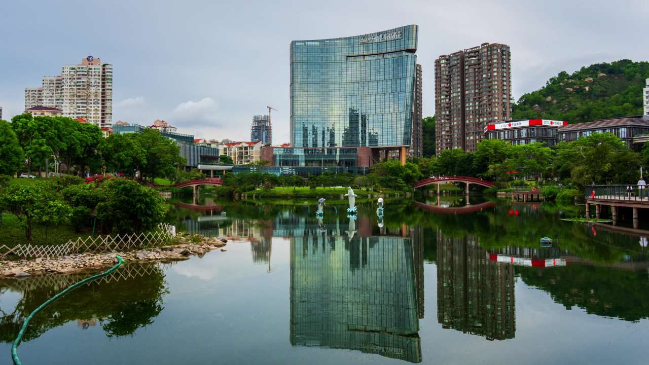 珠海城市湖边现代建筑全景