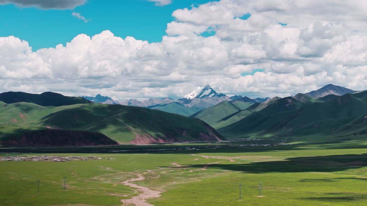 西藏那曲草原尽头的巍峨雪山航拍视频