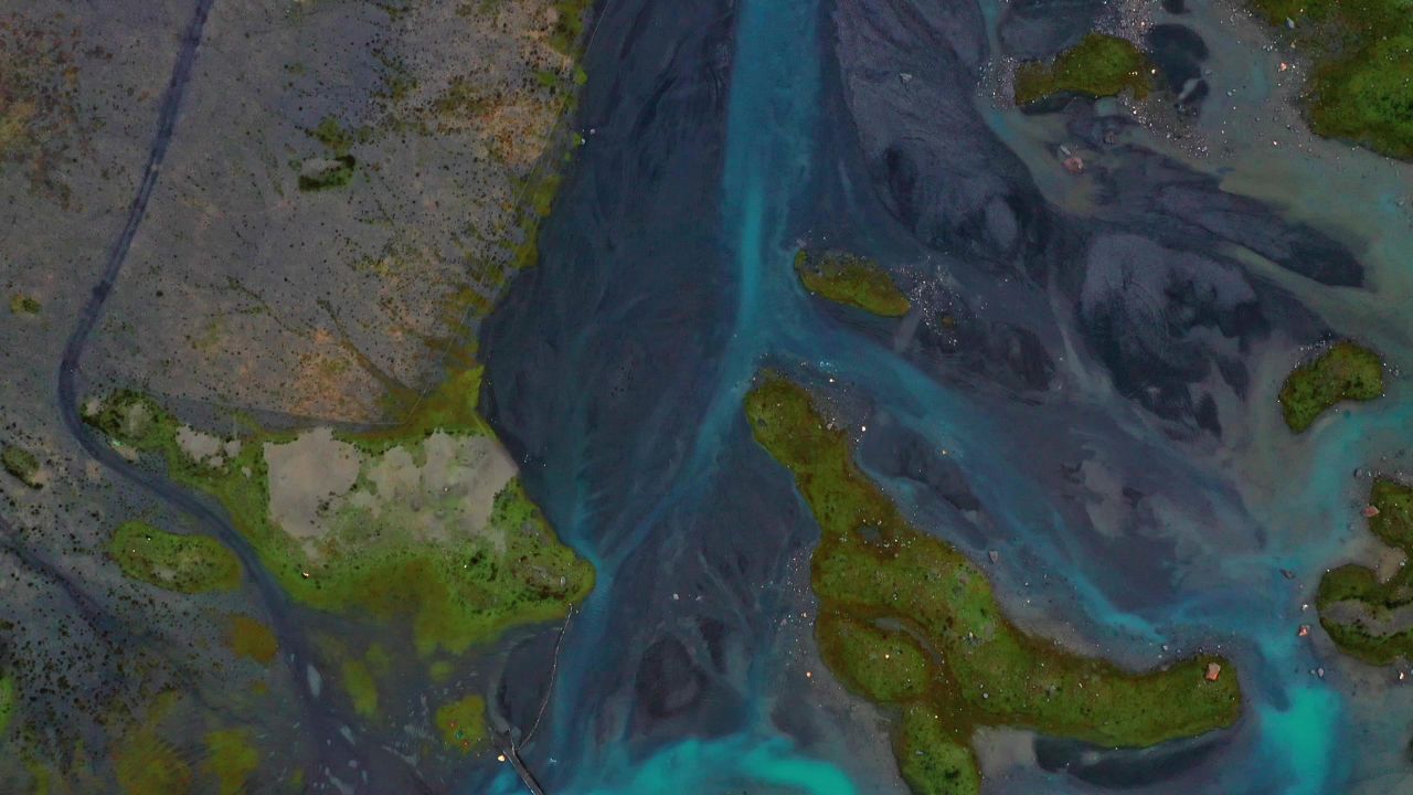 航拍萨普冰川附近的河流湿地