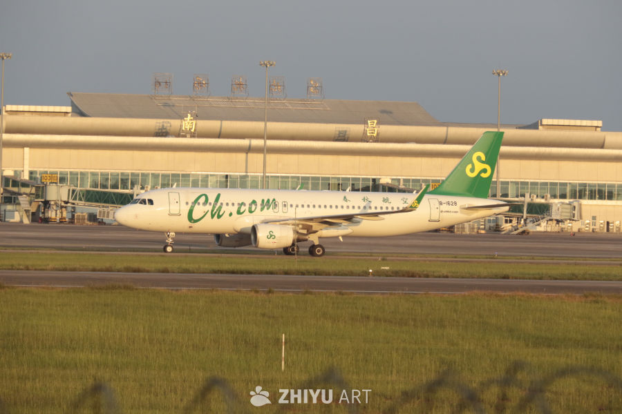 春秋航空A320在机场准备起飞