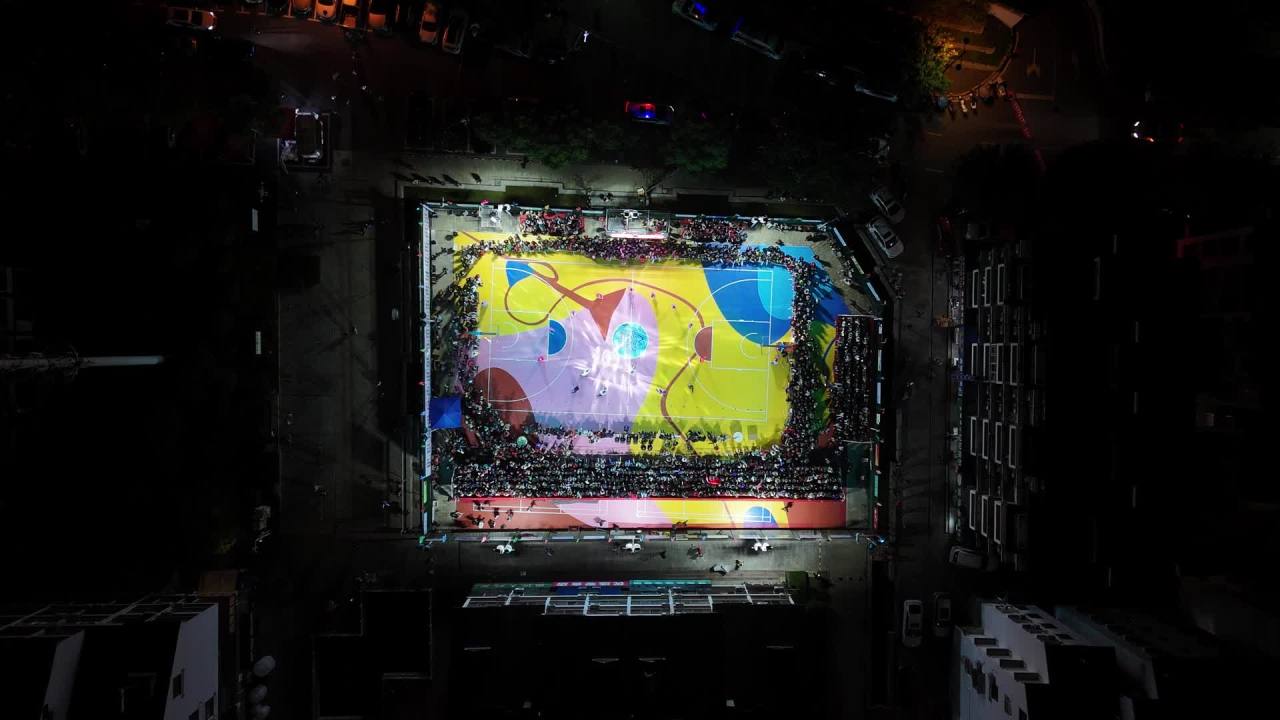 夜幕下的篮球场灯光秀