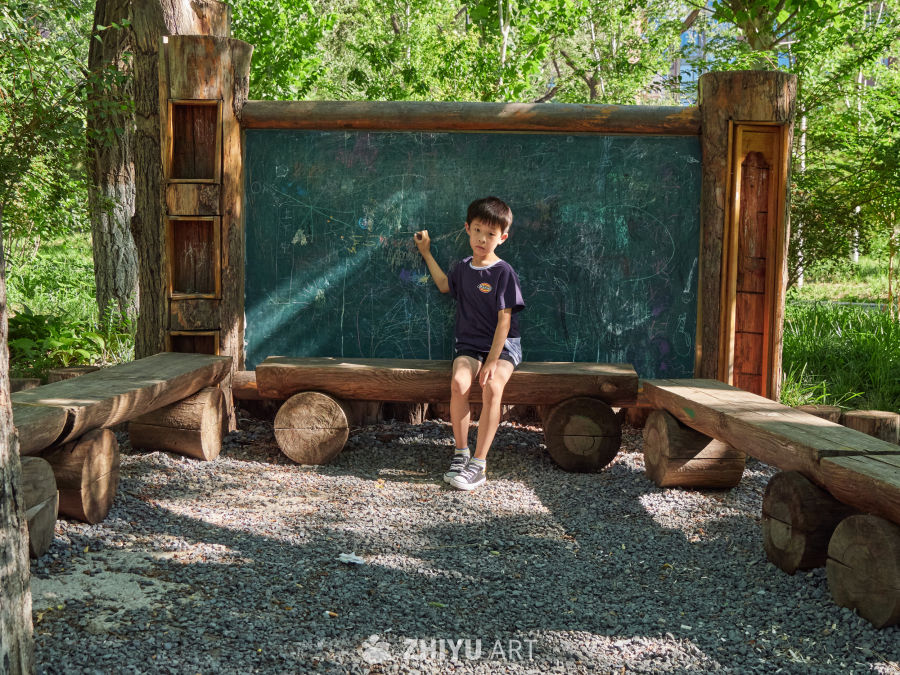 林间孩童与原木黑板场景