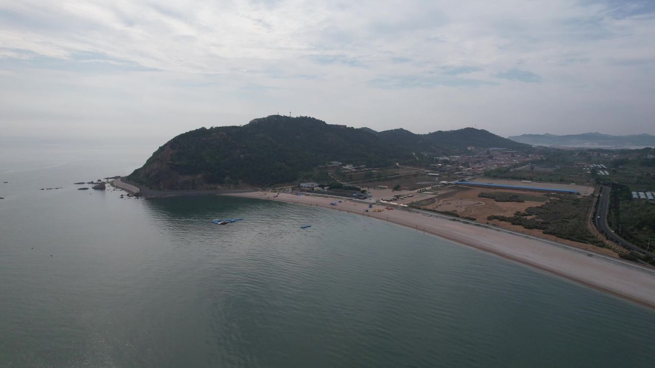 大海海洋沙滩礁石海岛自然风光航拍 