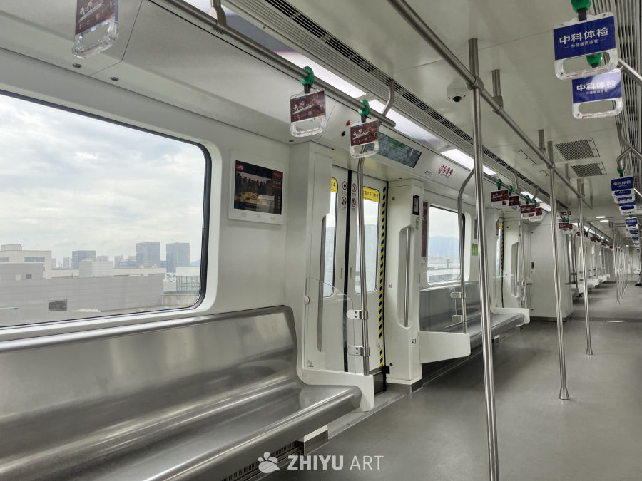 空旷的地铁车厢与城市风光