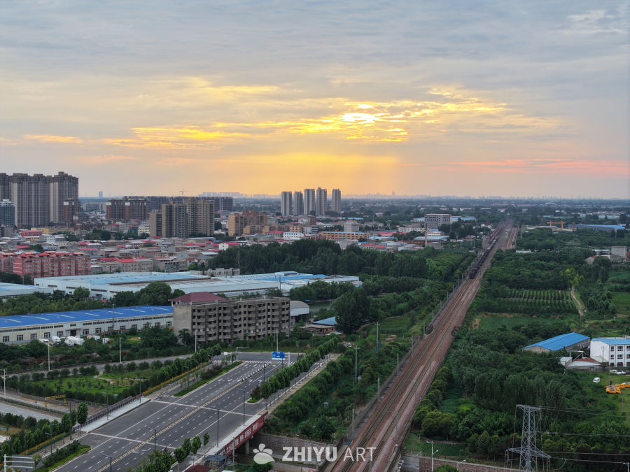 夕阳下的城市剪影