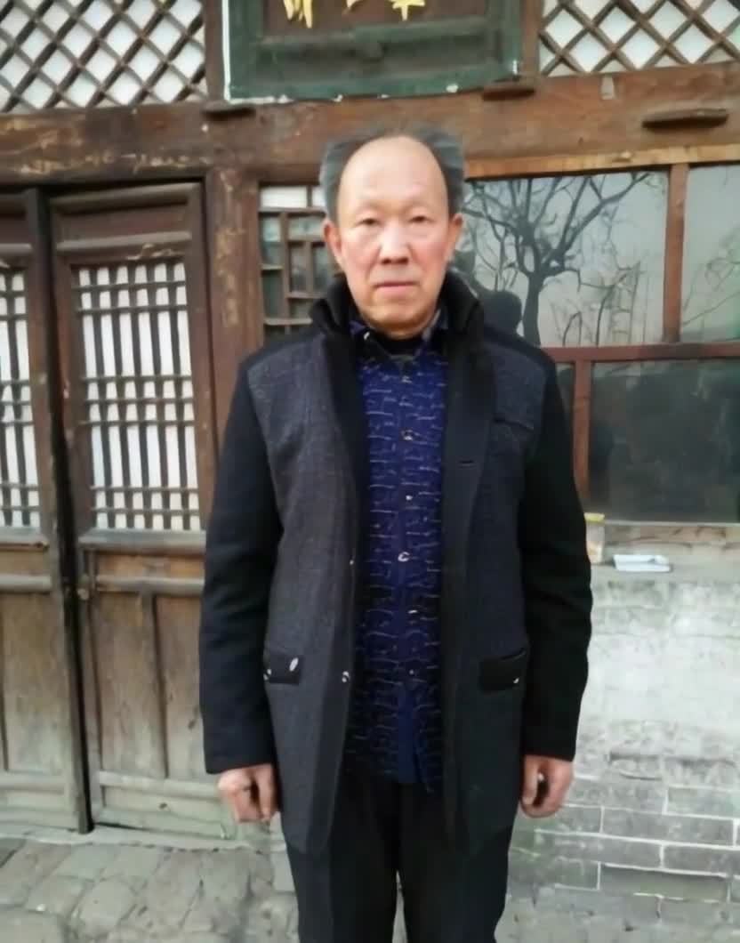 建筑前的老年男子严肃肖像