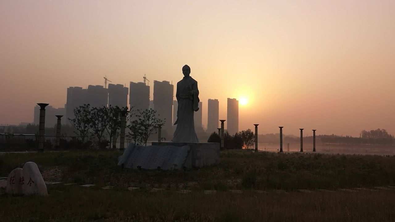 晨曦中的雕像