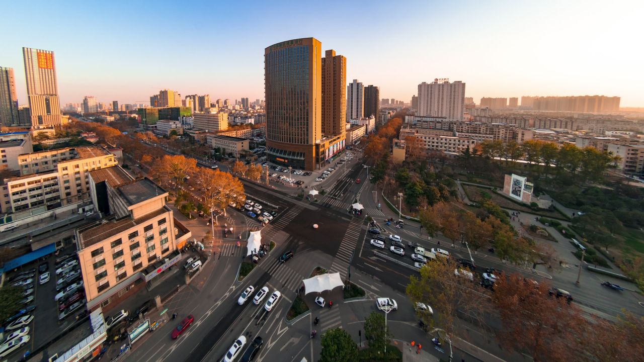 城市繁忙的十字路口入夜延时