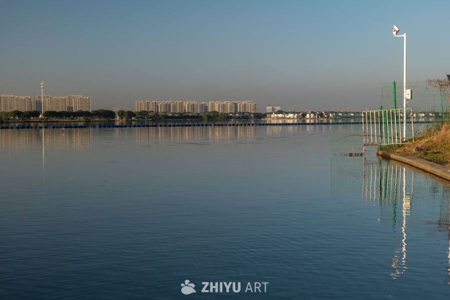 湖畔城市清晨