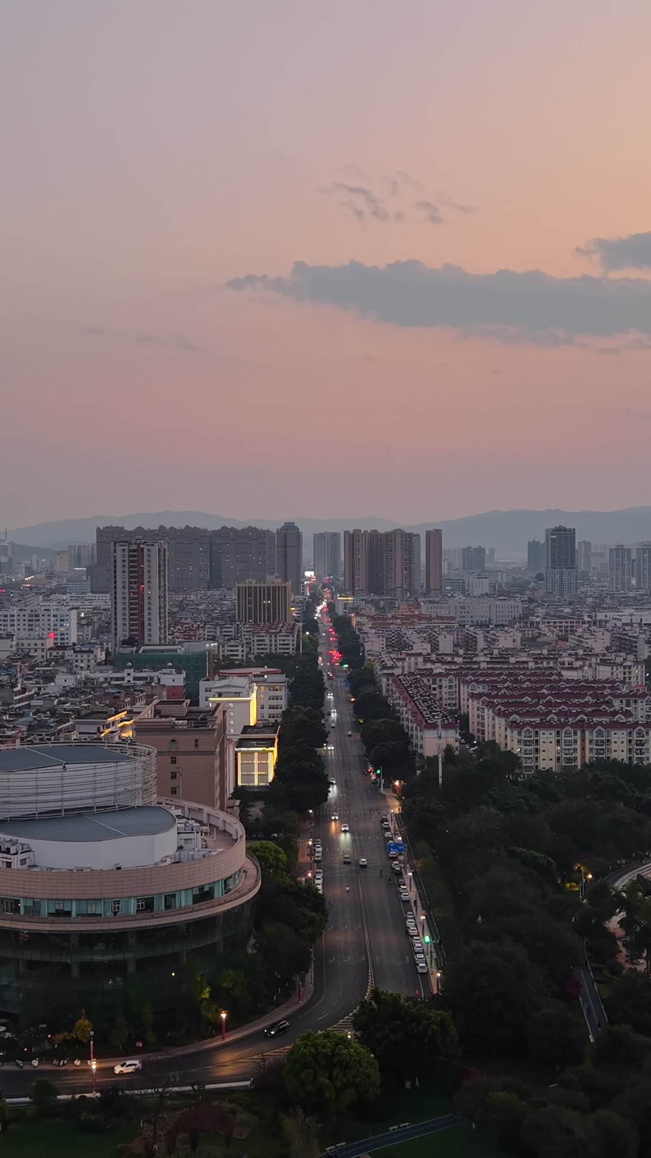 黄昏城市的静谧时光