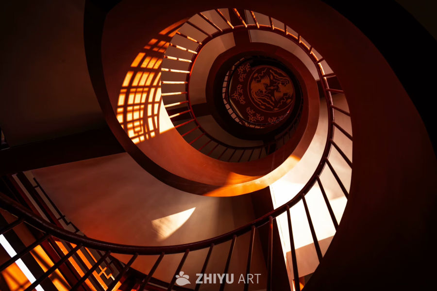 光影交错的螺旋楼梯
