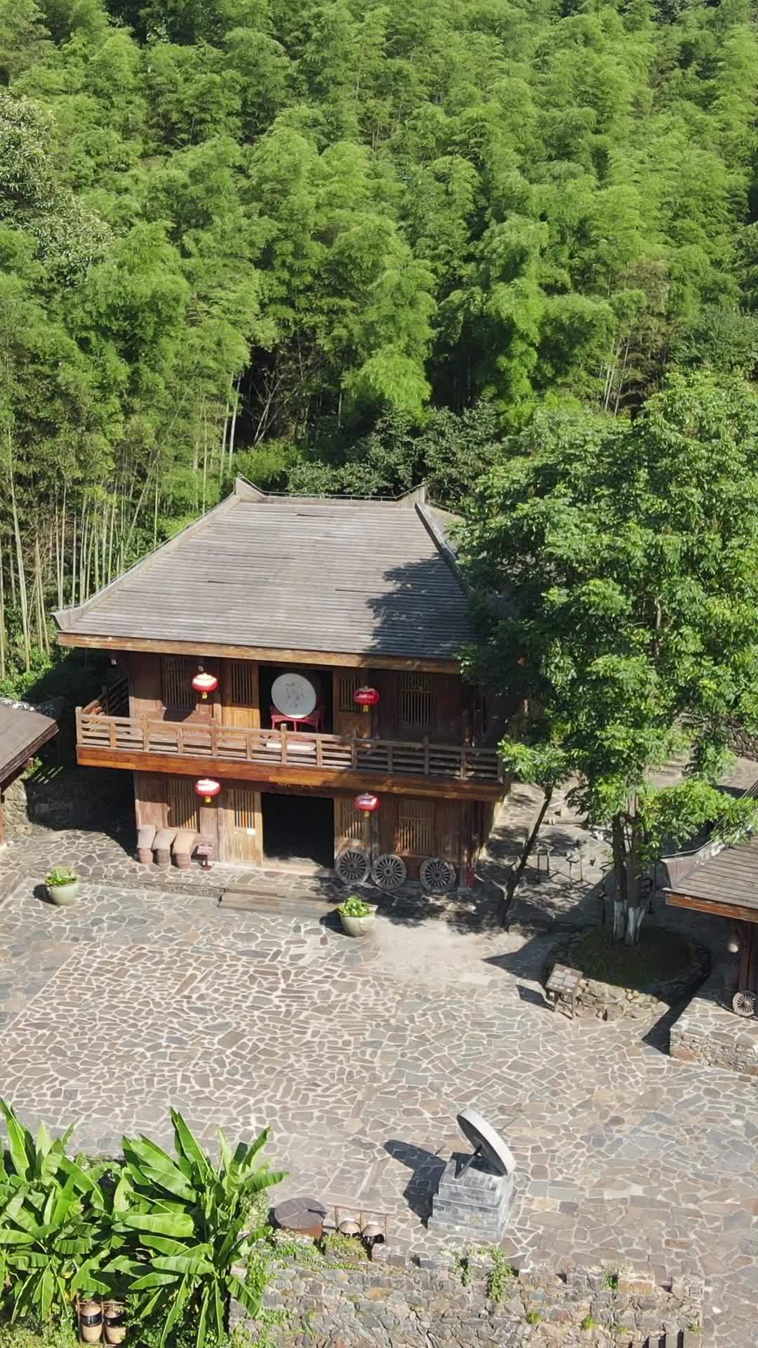 竹林中的古朴庭院