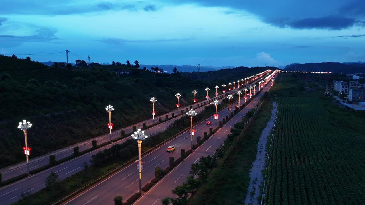 夜幕下的乡村公路