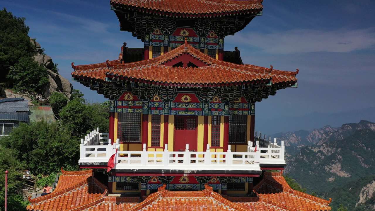 山巅古寺静谧之美