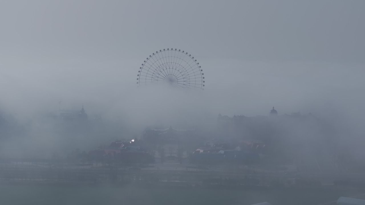 雾中摩天轮