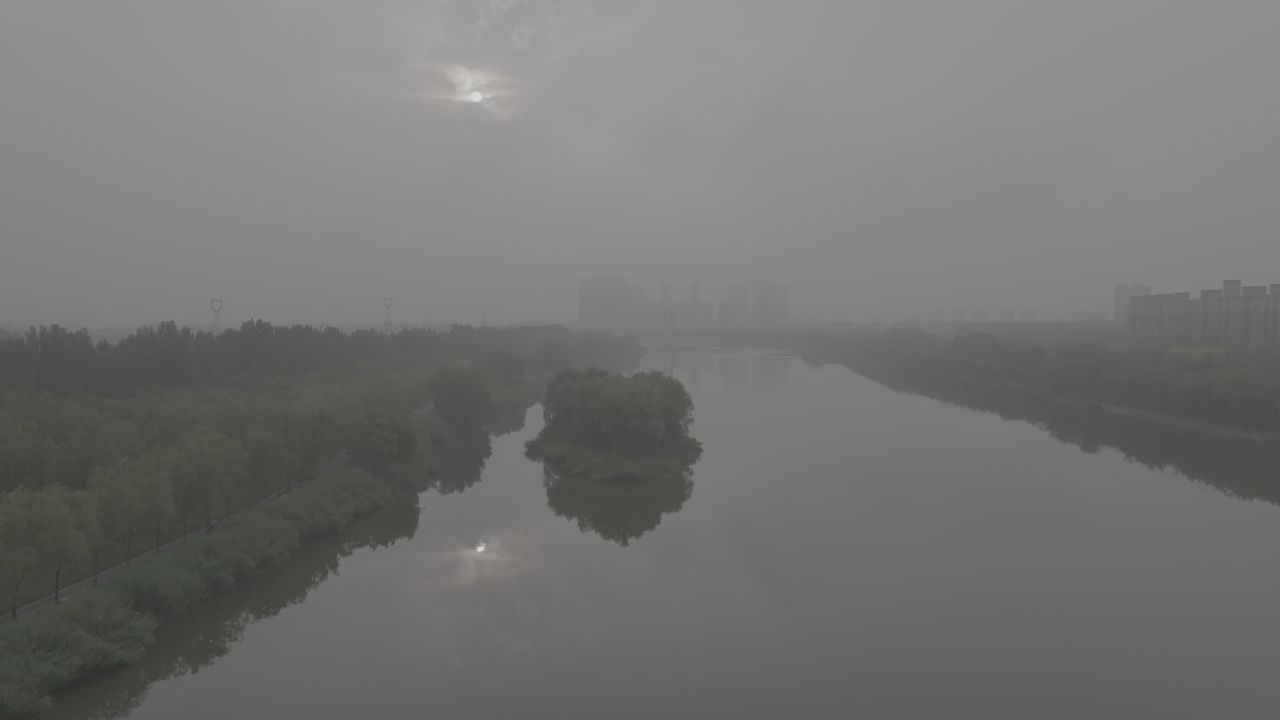 晨雾中的河流