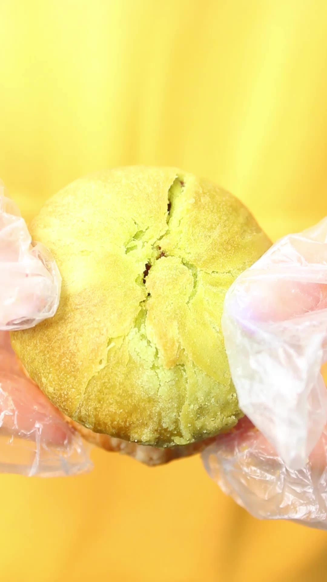 云南鲜花饼 竖屏/鲜花饼掰开特写
