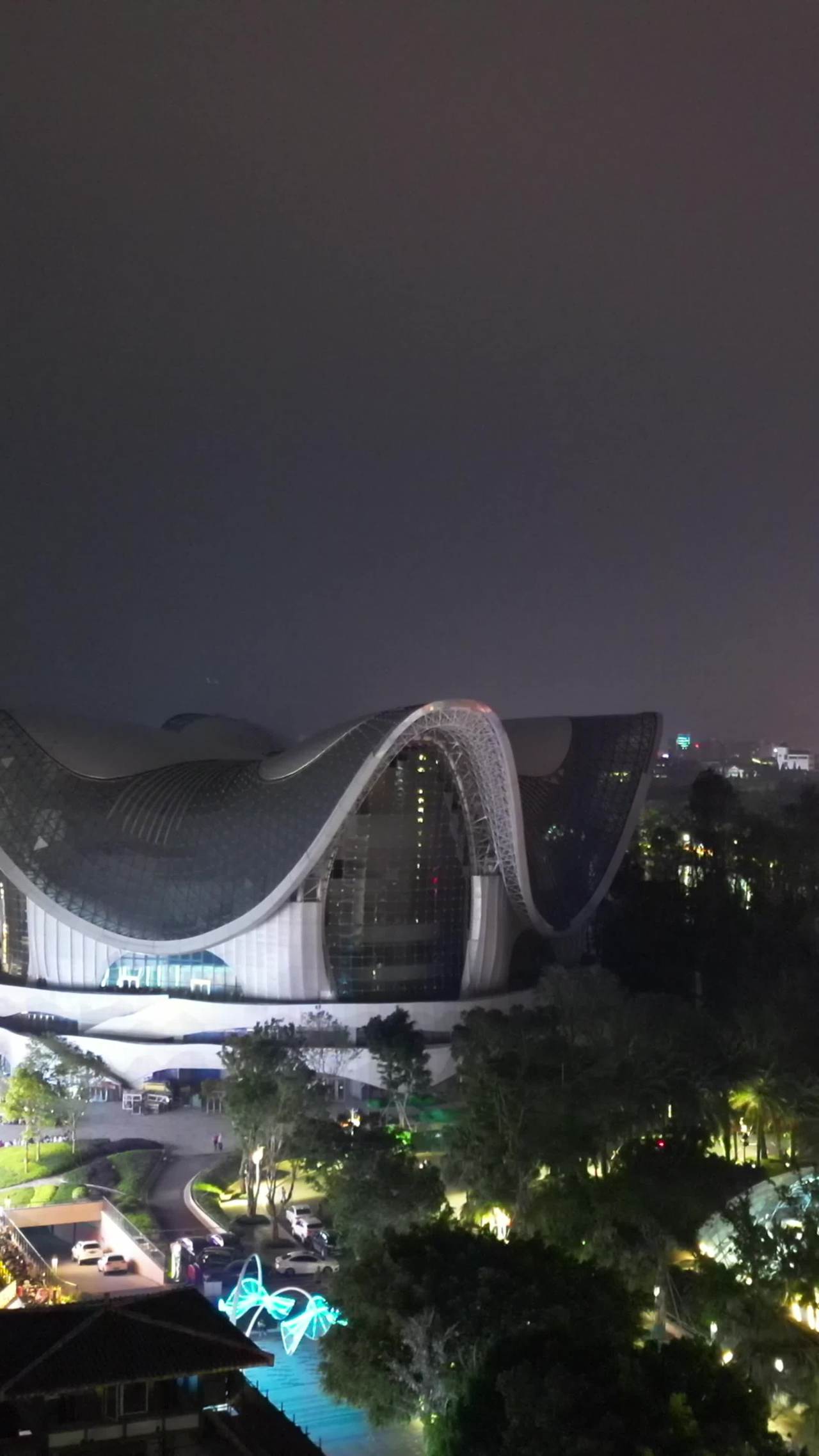 夜幕下的现代艺术馆