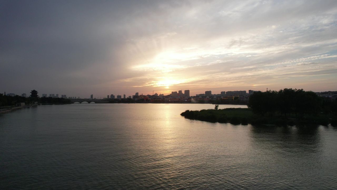 城市夕阳晚霞火烧云夜景降临山东聊城 
