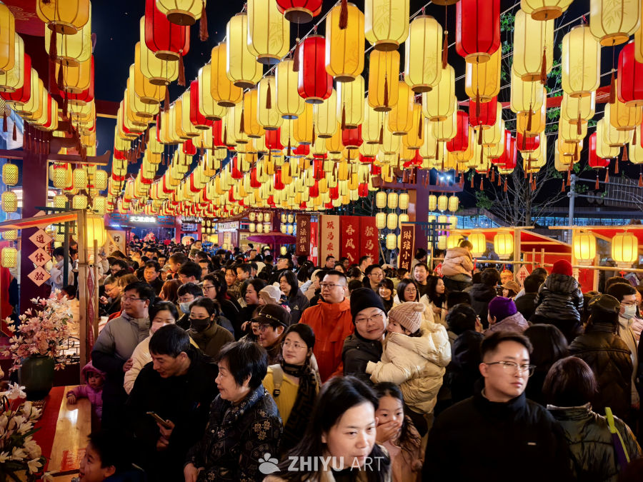 新年聚会人山人海