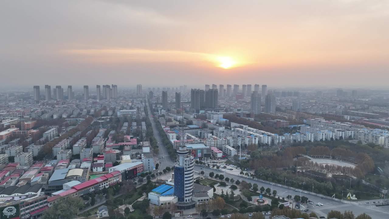 晨曦中的城市全景