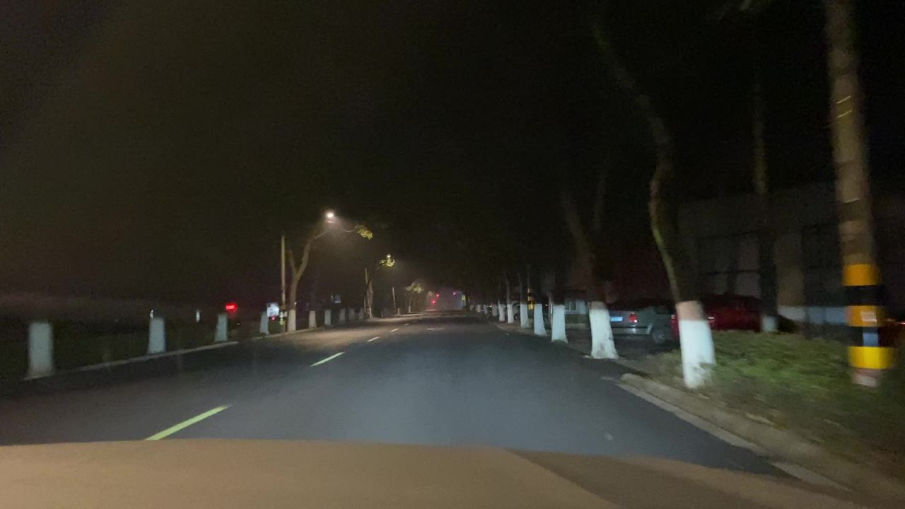 夜间行驶在大雾的公路上