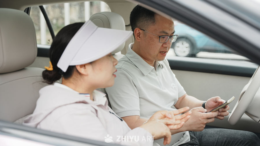 车内的轻松对话