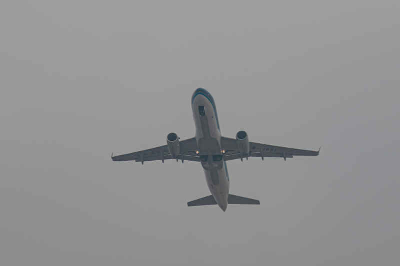 中国南方航空空客320-200(SL)机型（B-1651）阴天薄雾起飞 2
