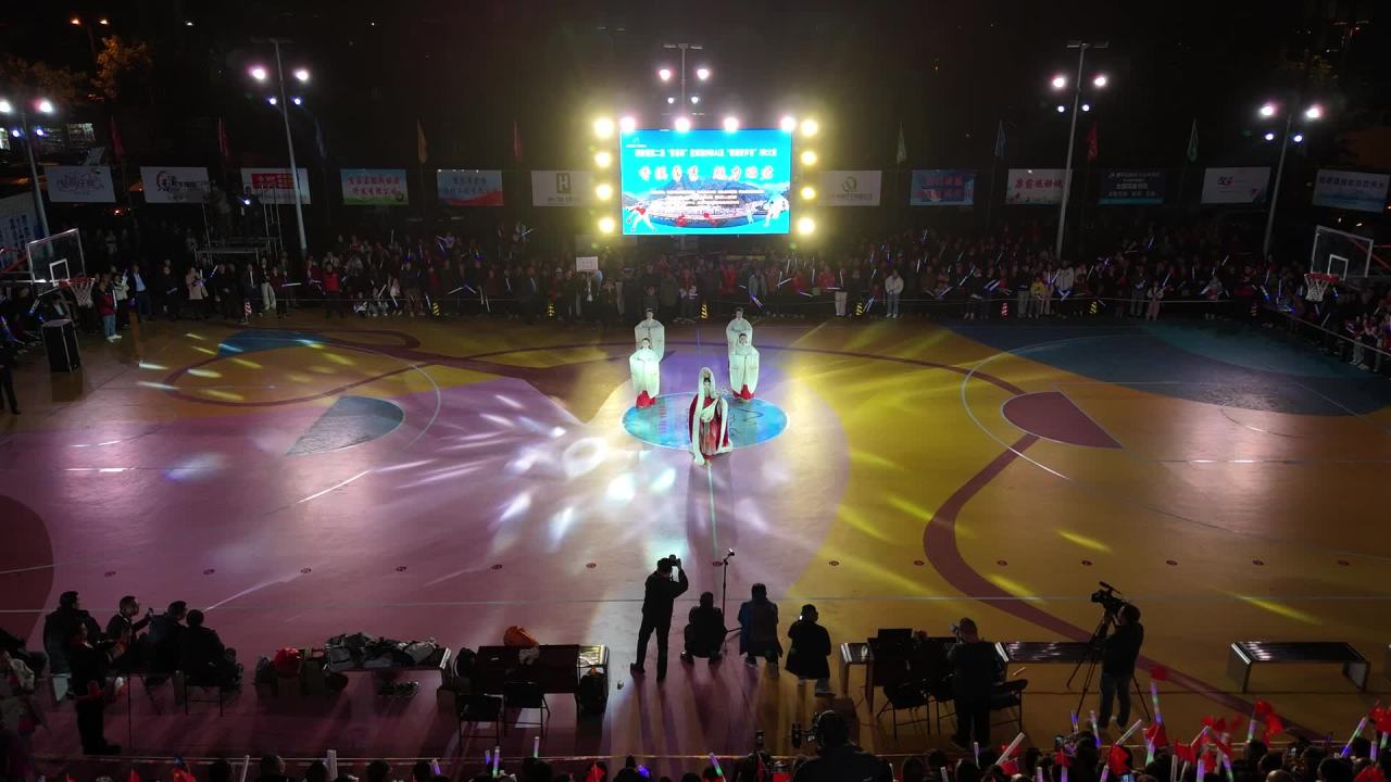 夜晚舞台表演：灯光与舞者共舞