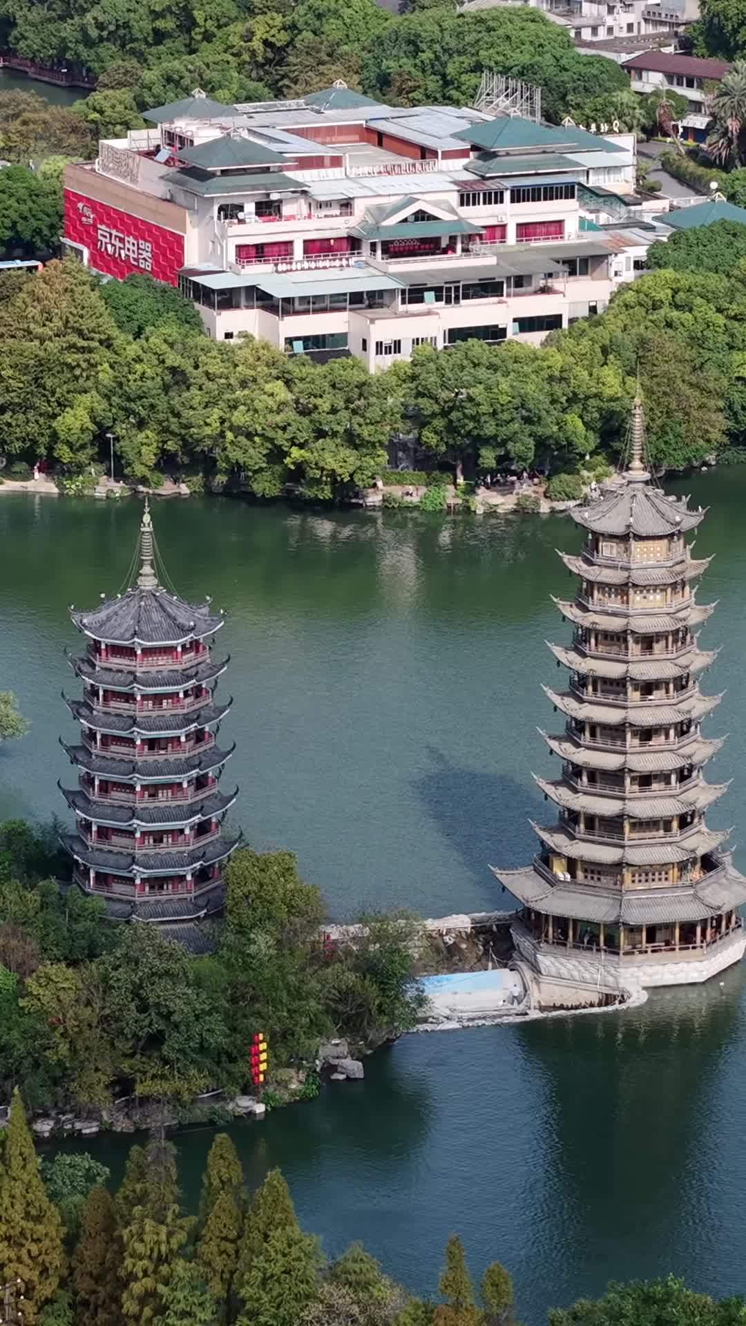 双塔湖畔的静谧之美