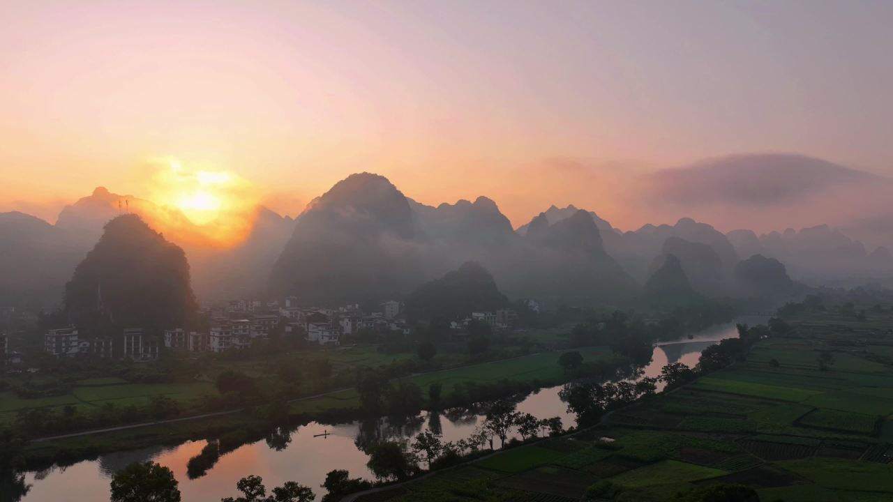 晨曦中的山水画卷