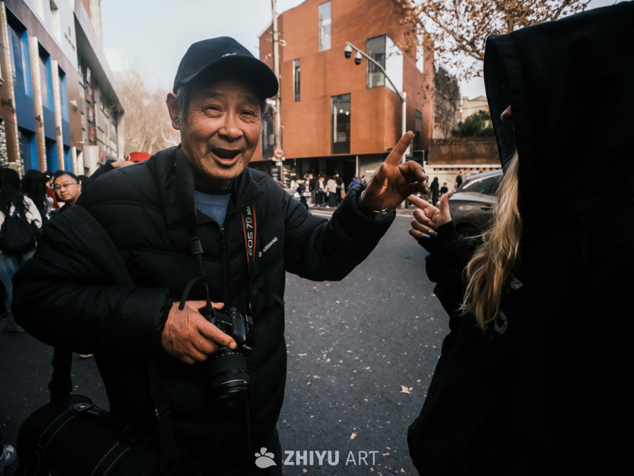 街头摄影：老人与女孩的互动瞬间