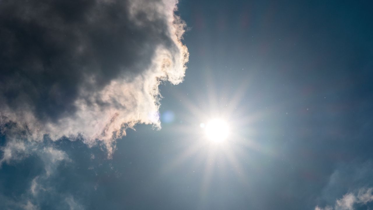 太阳日出日落夕阳逆光刺眼星芒