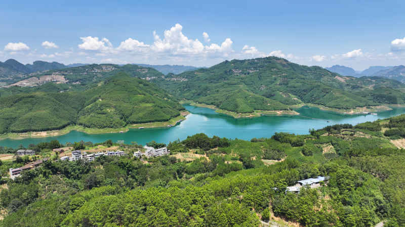 翠绿山峦碧水环绕
