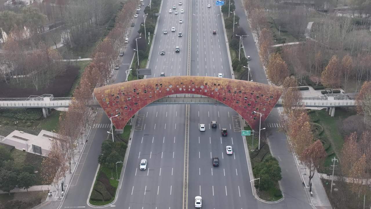 城市秋日高速公路
