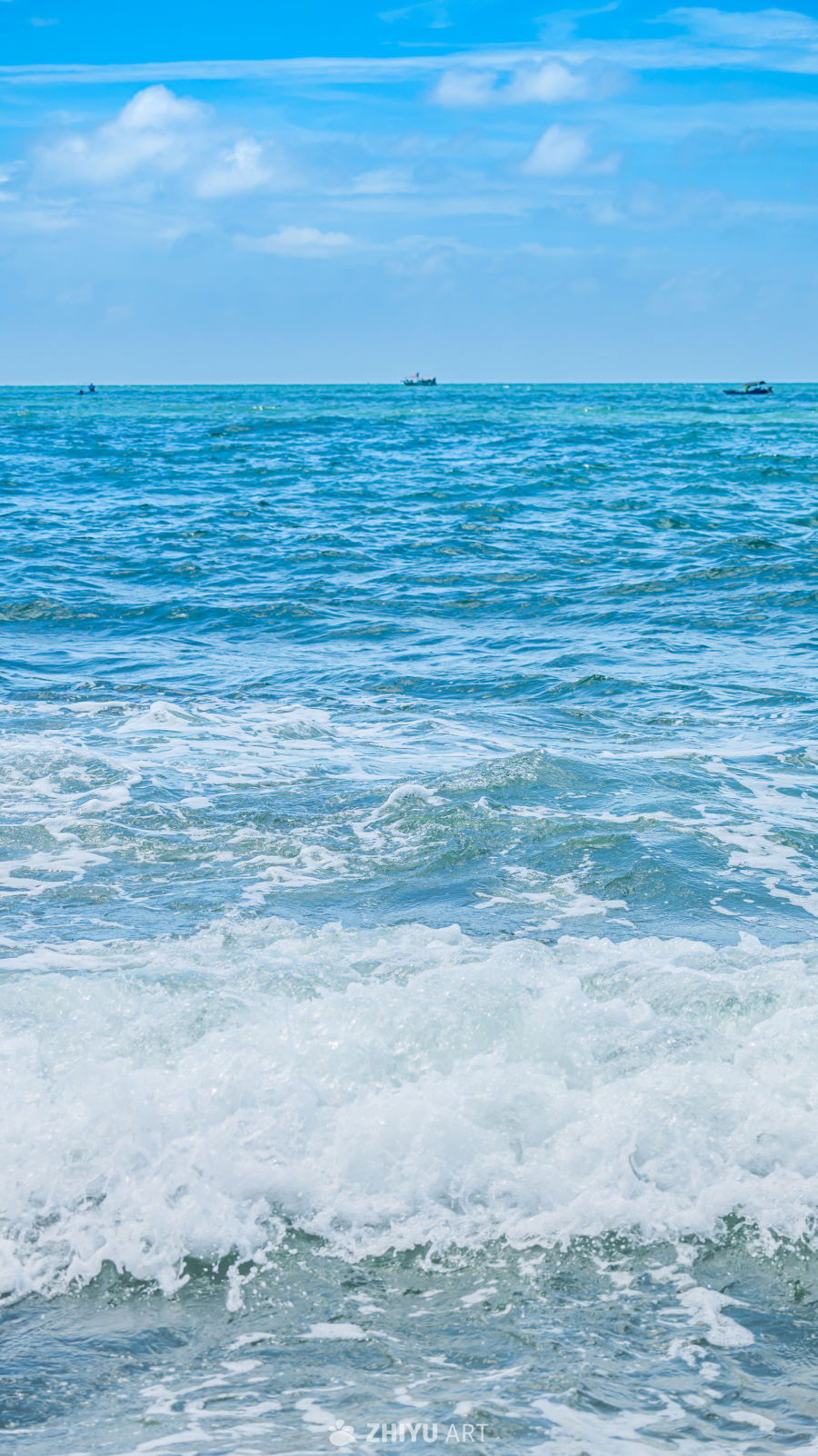 碧海蓝天下的宁静海滩
