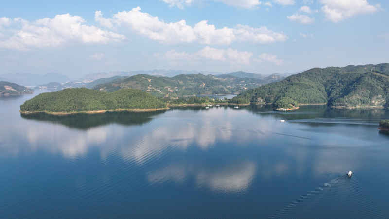 宁静湖泊与远山倒影