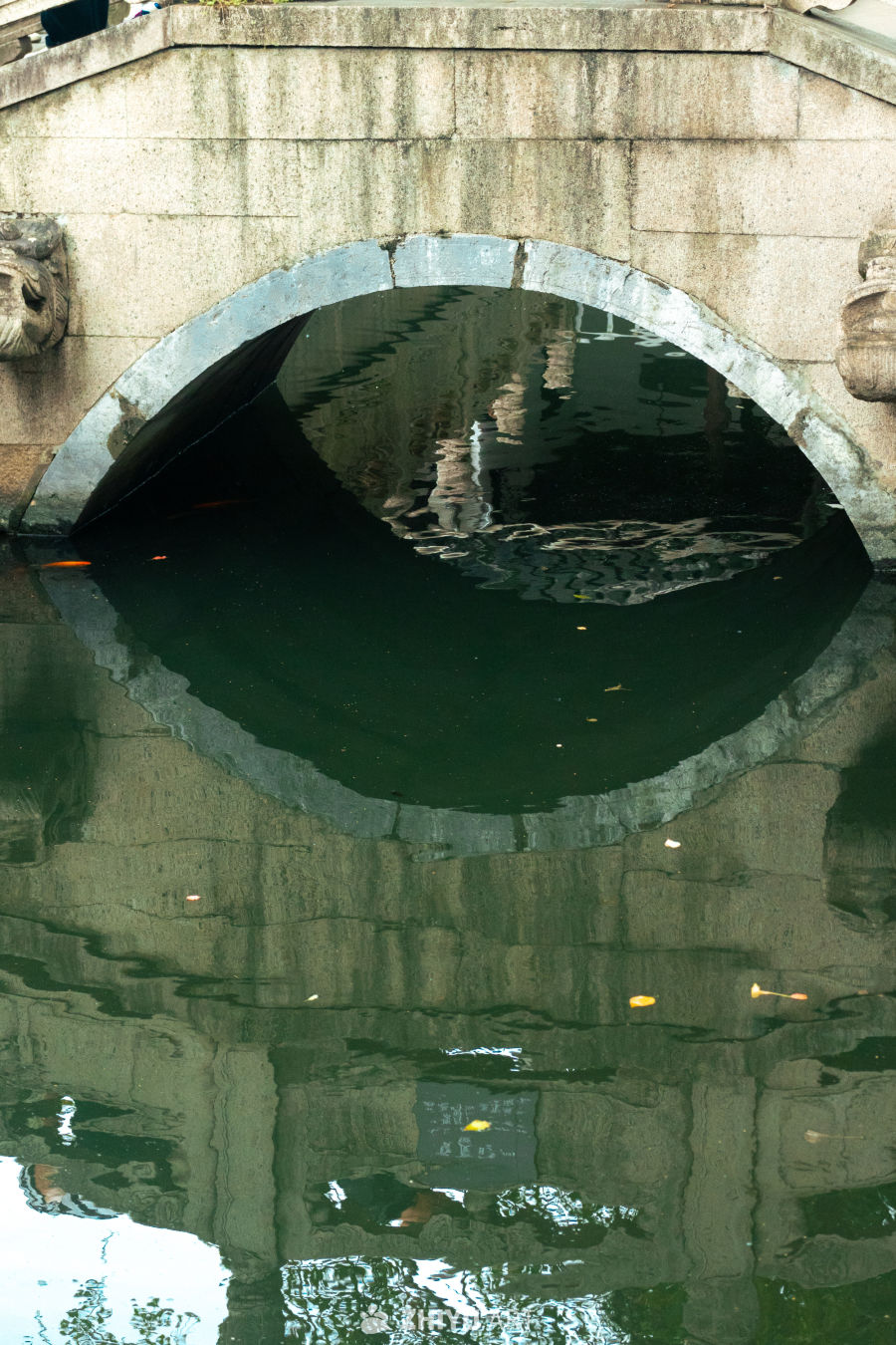 古桥映水静谧景